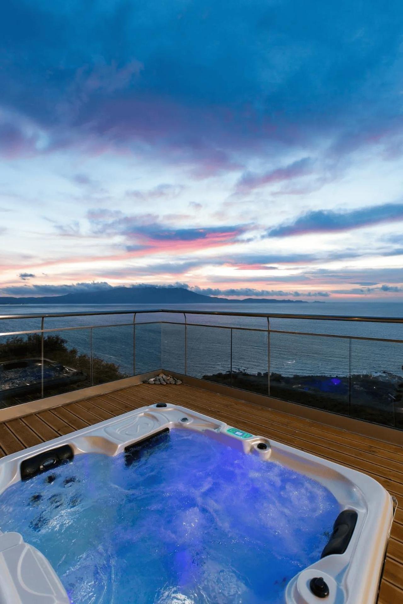Beachfront Ravdoucha Epavlis Eleni Villa - Pool, Hot Tub, Gym, Sauna, Private Parking, Wifi La Canea Exterior foto